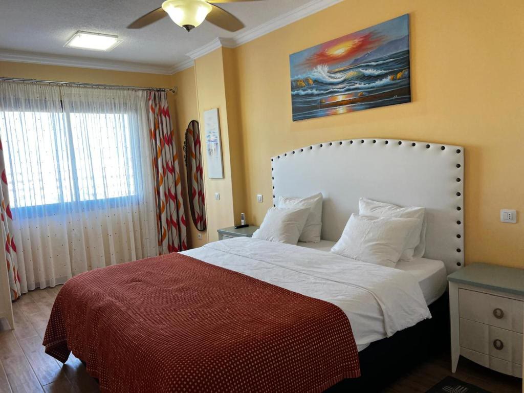 Bedroom with double bed and ceiling fan